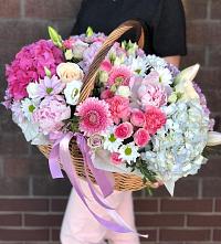 Цветочная композиция из Розы, Хризантемы, Пионы и Лизиантусы в корзине в Капустин Яре