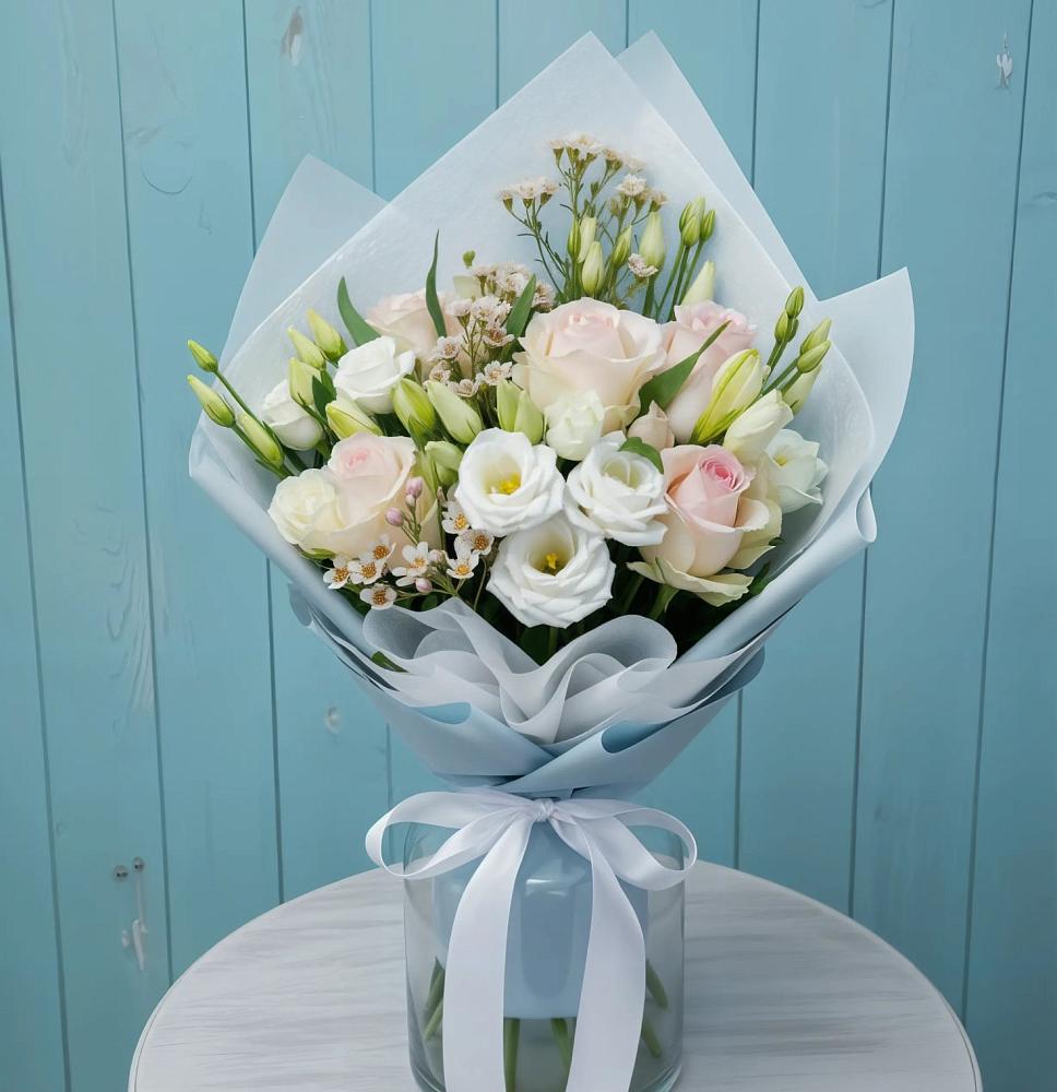 Букет цветов из: Розы и Лизиантусы в Капустин Яре