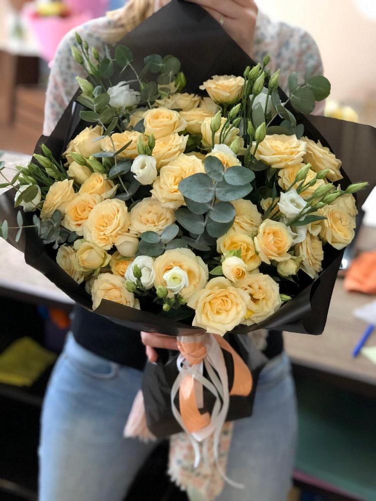 Букет цветов из: Розы и Лизиантусы в Капустин Яре