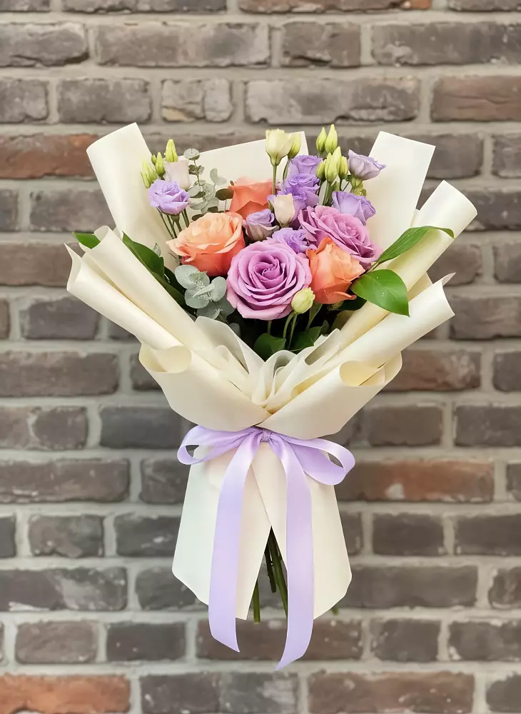 Букет цветов из: Лизиантусы и Розы в Капустин Яре