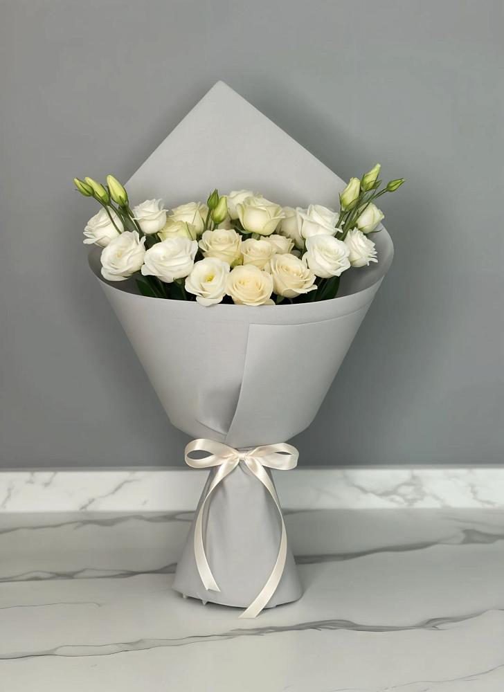 Букет цветов из: Розы и Лизиантусы в Капустин Яре