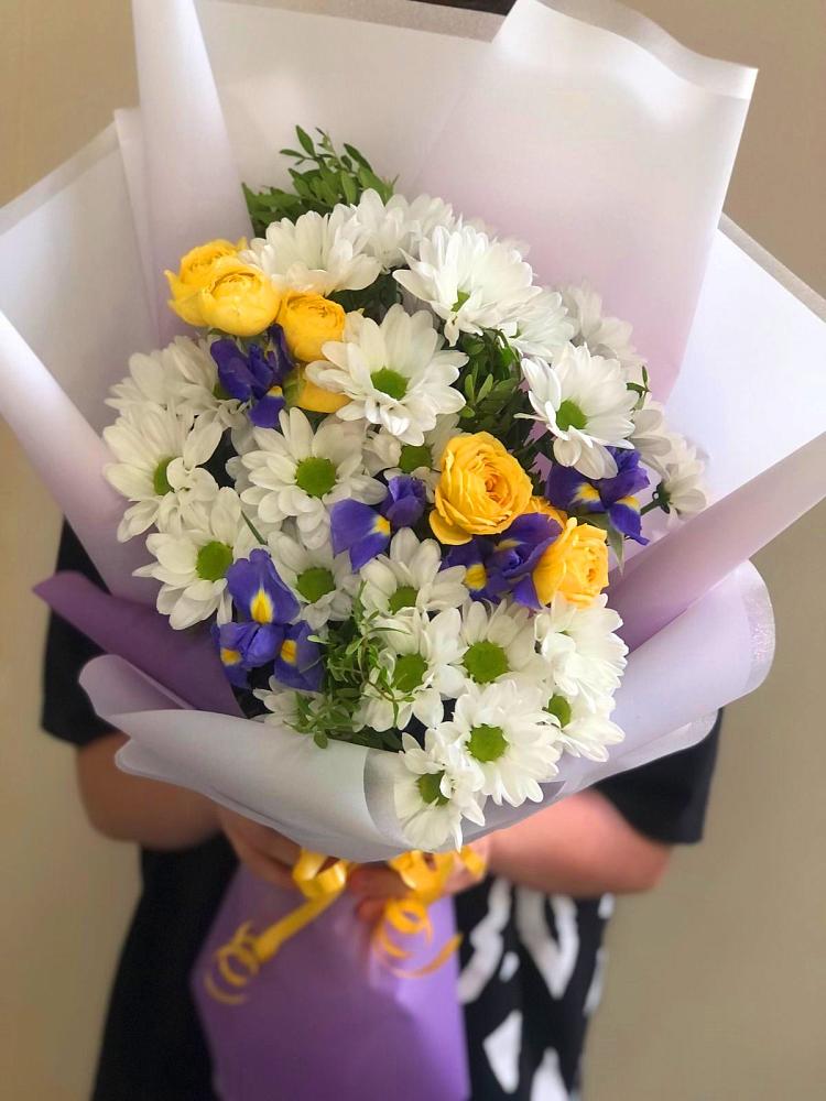 Букет цветов из: Ирисы, Хризантемы и Розы в Капустин Яре