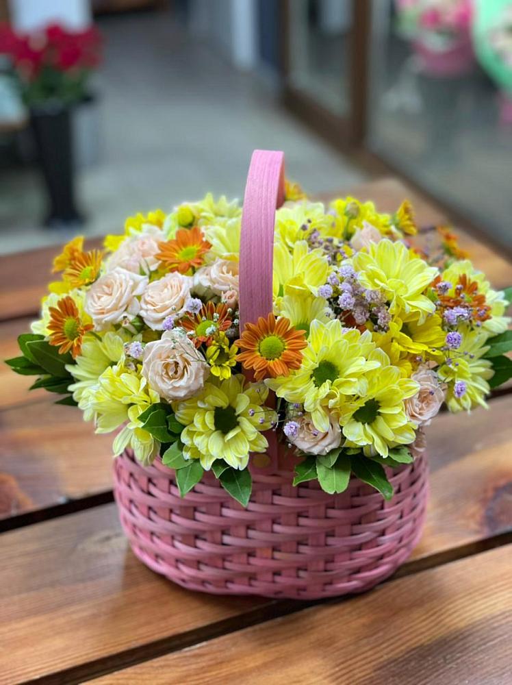 Цветочная композиция из Хризантемы и Розы в корзине в Капустин Яре
