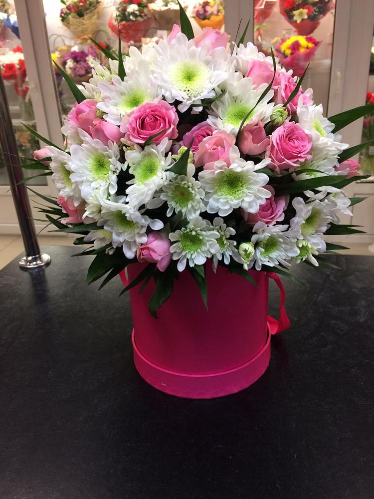 Цветочная композиция из Розы и Хризантемы в шляпной коробке в Капустин Яре