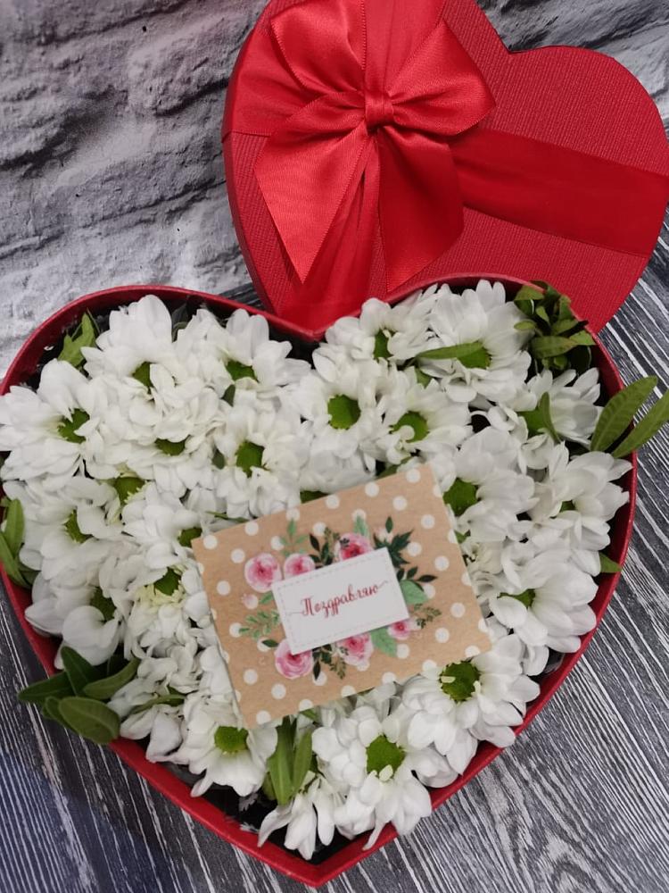 Цветочная композиция из Хризантемы в виде сердца в Капустин Яре