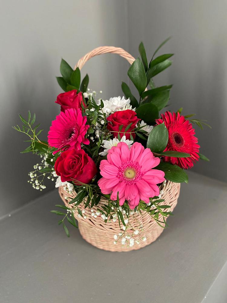 Цветочная композиция из Розы, Хризантемы и Герберы в корзине в Капустин Яре