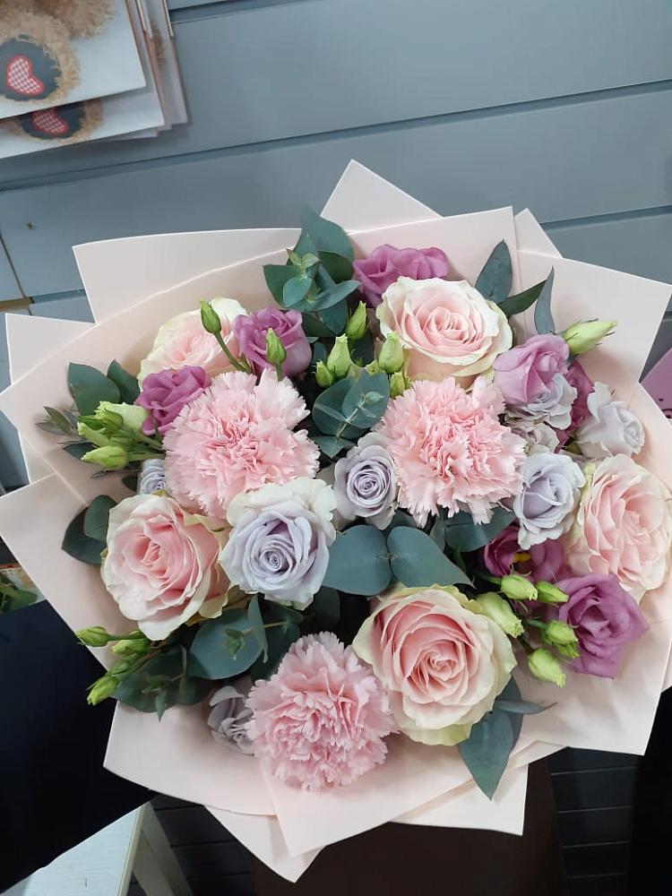 Букет цветов из: Розы, Гвоздики и Лизиантусы в Капустин Яре