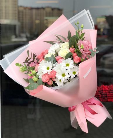 Букет цветов из: Розы, Лизиантусы и Хризантемы в Капустин Яре