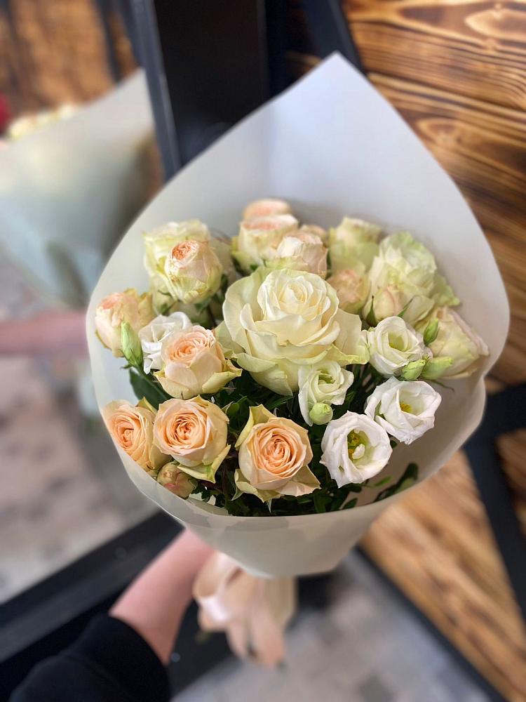 Букет цветов из: Розы и Лизиантусы в Капустин Яре